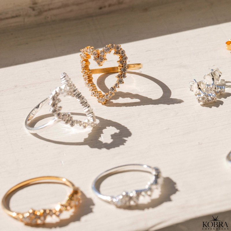 "Mikami" 18 carat gold-plated heart ring with white zirconia stones