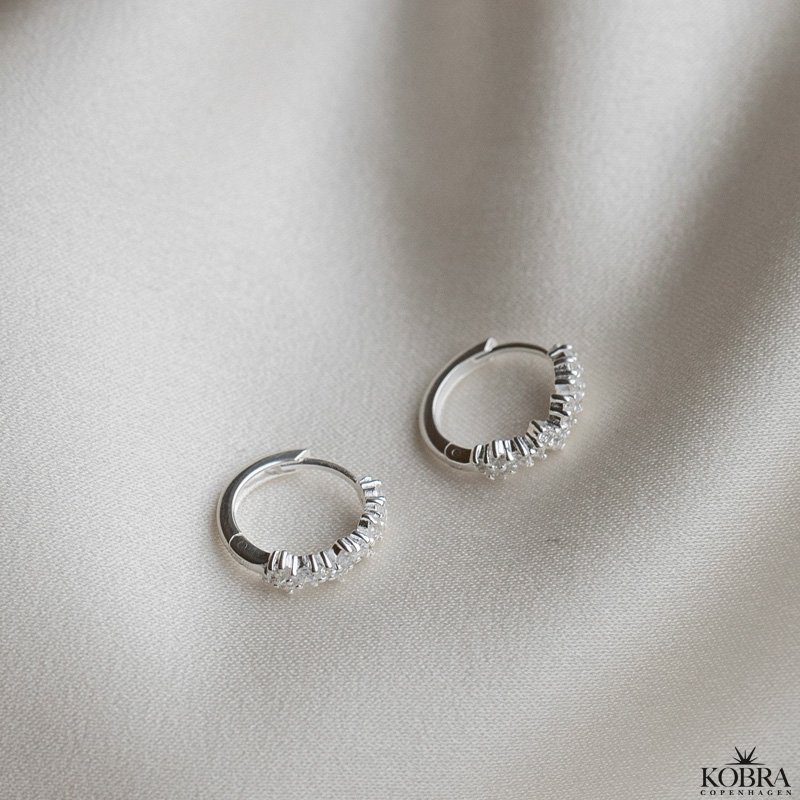 "Mikami" unikke slv hoops med hvide sten (medium)