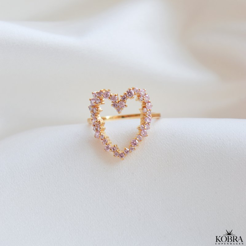 "Mikami" 18 karat forgyldt hjerteformet ring med lyserde zirkonia sten