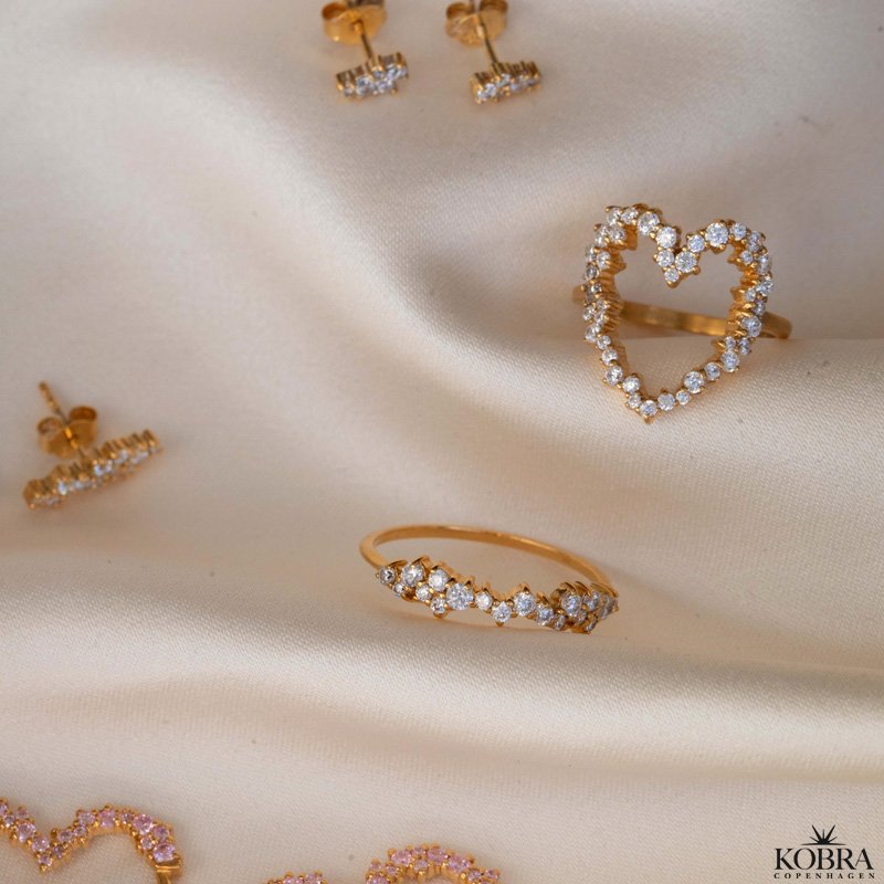 "Mikami" 18 carat gold-plated heart ring with white zirconia stones