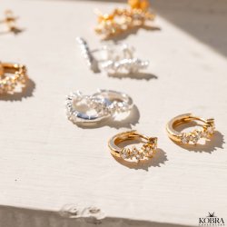 "Mikami" guldhoops med sten og unikt design (small)