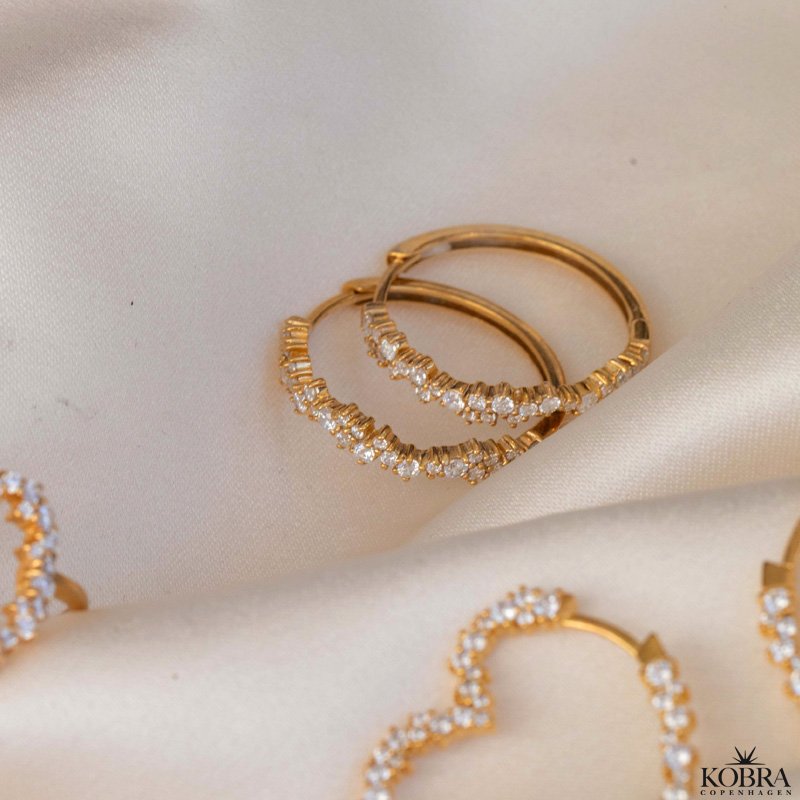 "Mikami" unikke guld hoops (large) med hvide sten