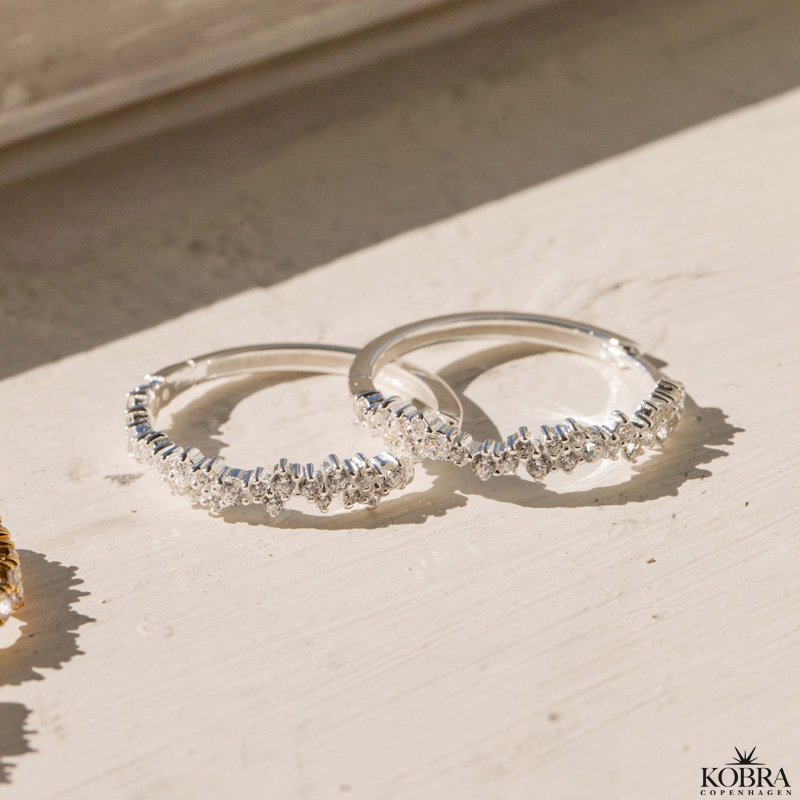 "Mikami" unikke slv hoops (large) med hvide sten