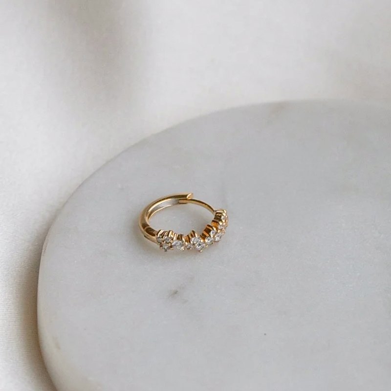 "Mikami" 18 karat forgyldt hoop med sten, 1 stk (Medium)