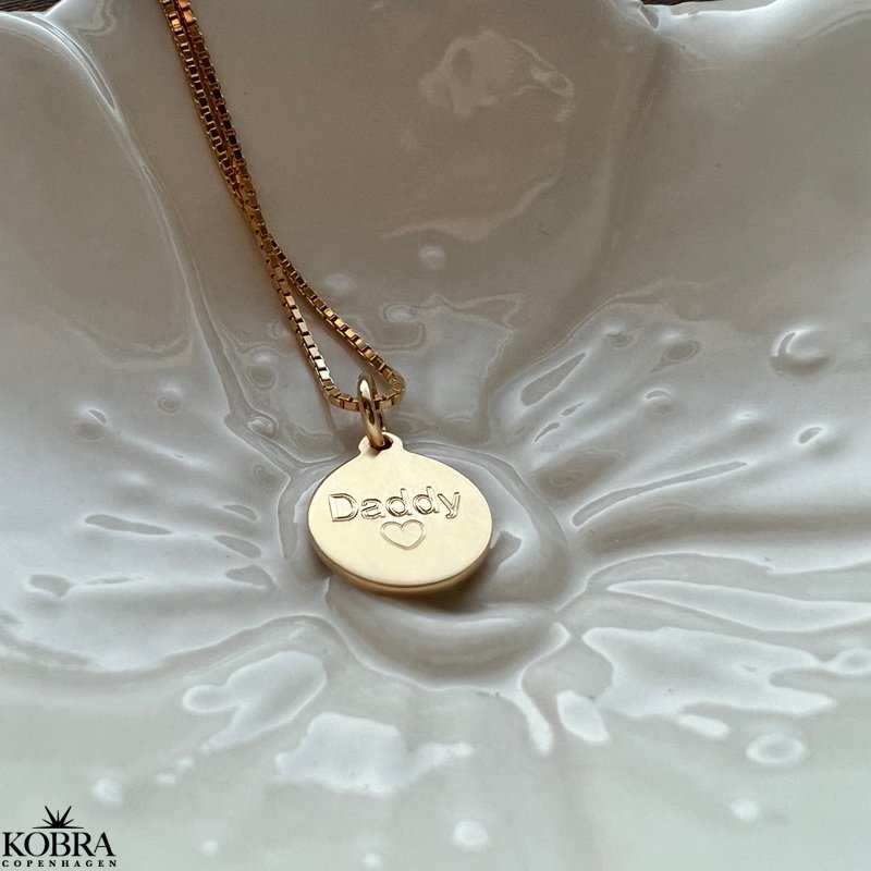 Mini ID tag / amulet i guld inklusiv din personlige gravering