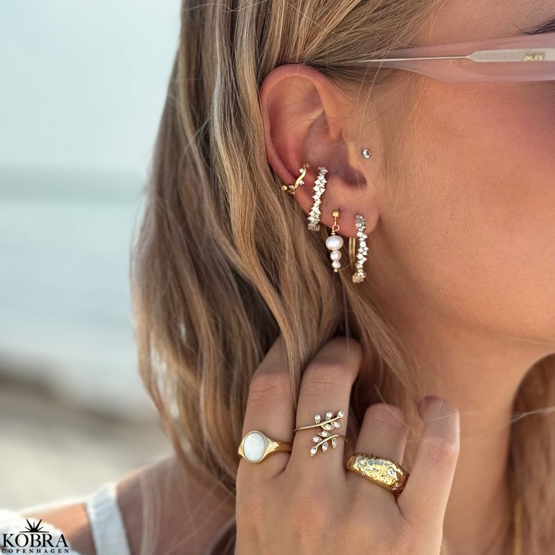 "Panama" earcuff med hvide sten i guld