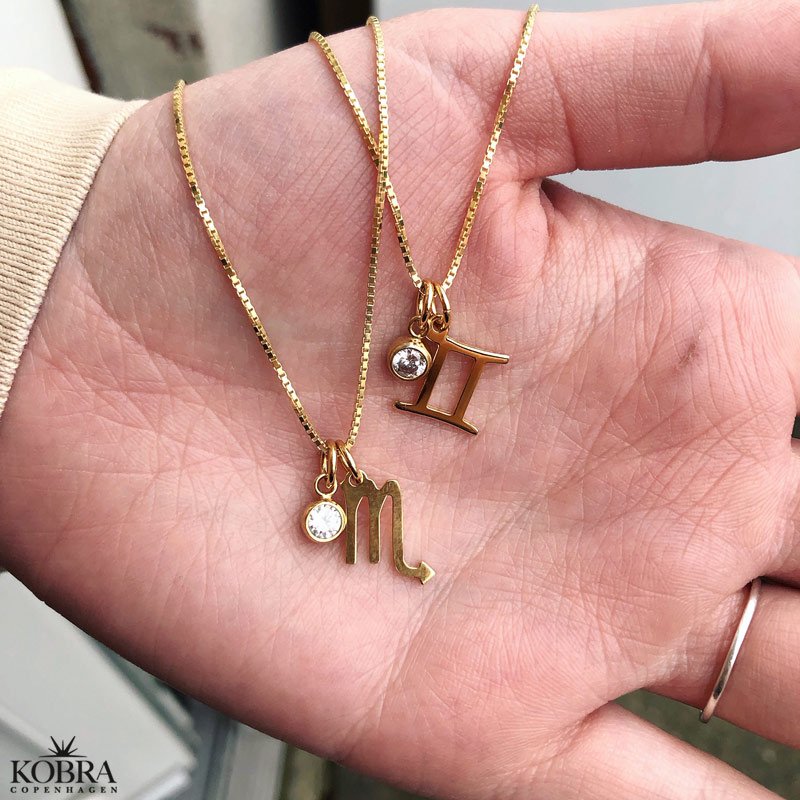 "Hoshi" hndlavet  Zodiac halskde i sterling slv med hvid sten