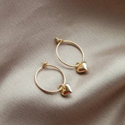 "Mirabelle" enkle hoops / reringe med lille hjerte i guld