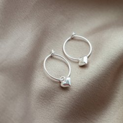"Mirabelle" enkle hoops med lille hjerte i slv