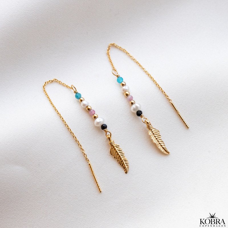 "Miu" 18 karat forgyldte reringe med perler, sten og fjer