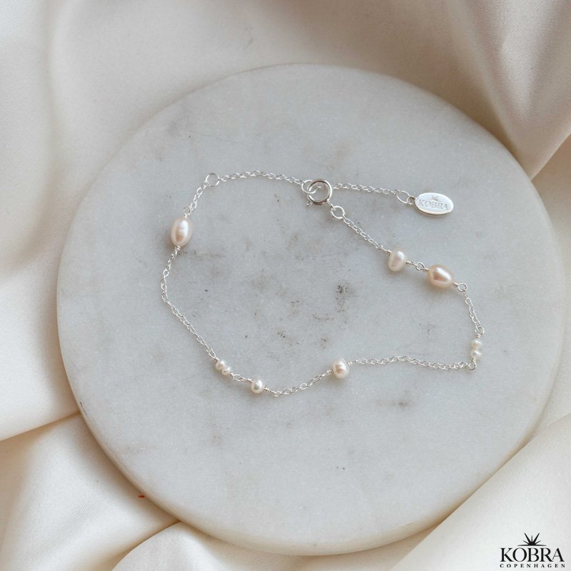 "Monaco" perle armbnd i slv med hvide ferskvandsperler