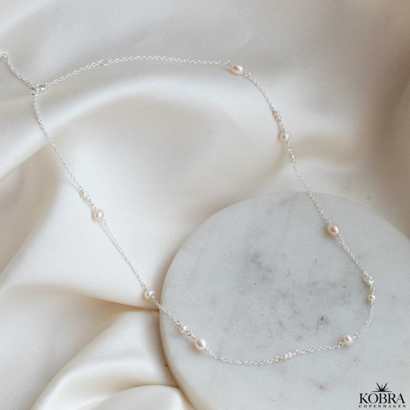 "Monaco" perle halskde / choker i slv med hvide ferskvandsperler