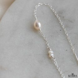 "Monaco" perle retrde i  slv med hvide ferskvandsperler