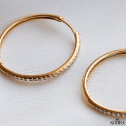 "Monica" store hoops med sten i guld