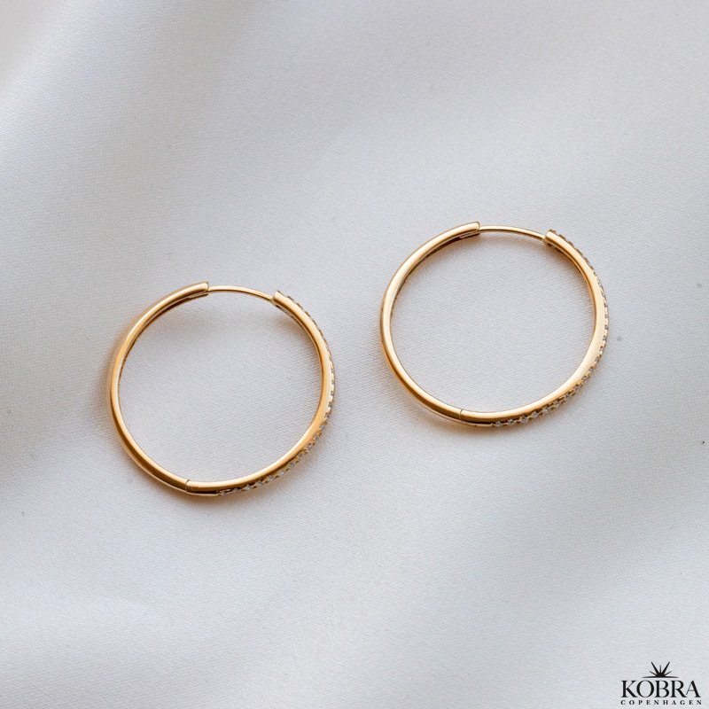 "Monica" store hoops med sten i guld