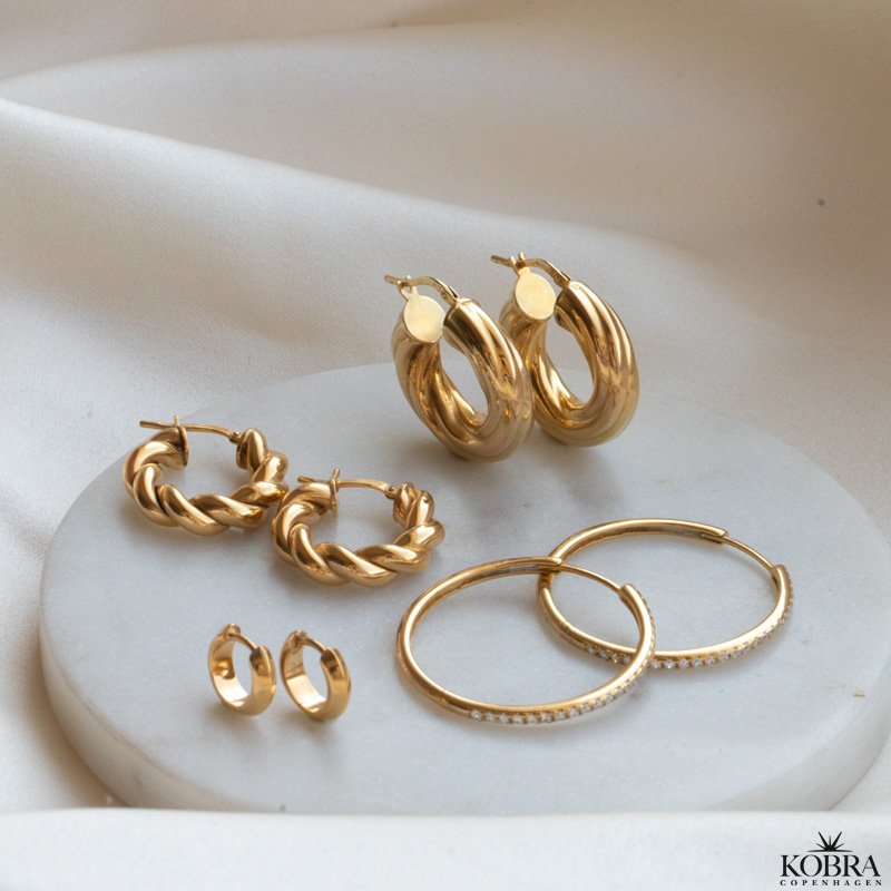 "Monica" store hoops med sten i guld