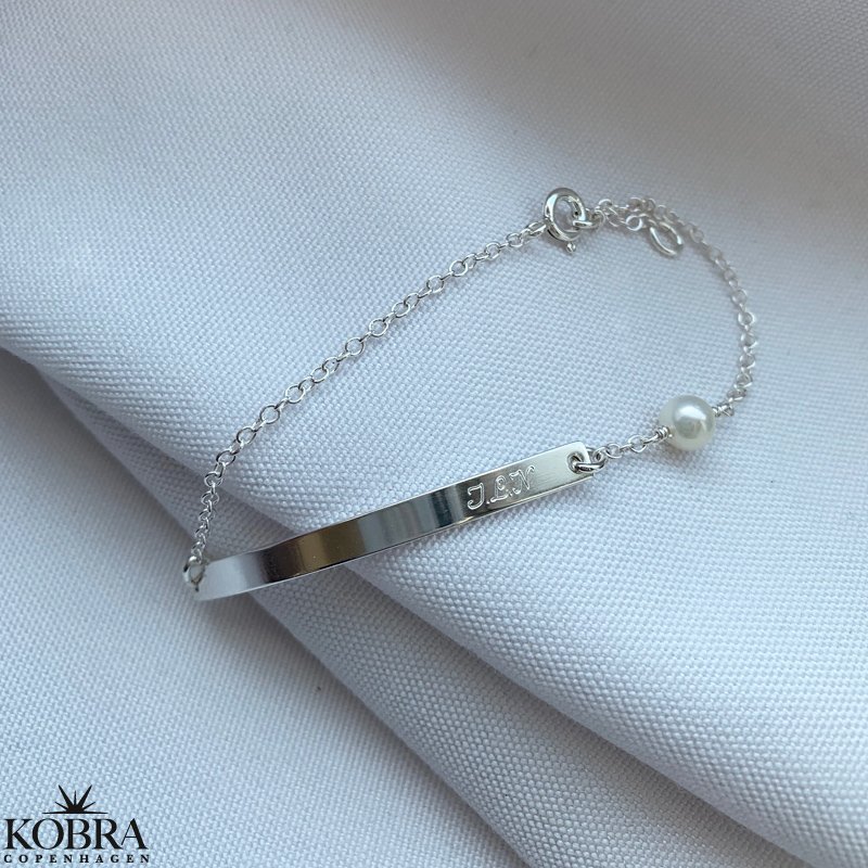 "Montana" silver bracelet with plate and white freshwater pearl, including engraving