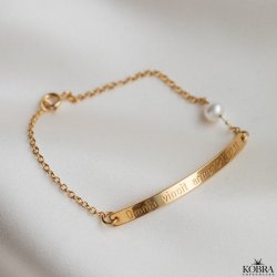 "Montana" 18 karat forgyldt armbnd / armlet med plade og hvid ferskvandsperle, inklusiv gravering