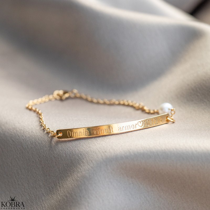 "Montana" 18 karat forgyldt armbnd / armlet med plade og hvid ferskvandsperle, inklusiv gravering