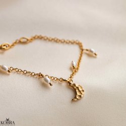 "Moon" guld armbnd med hammerslet mne og perler