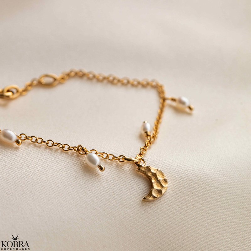 "Moon" guld armbnd med hammerslet mne og perler