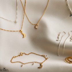 "Moon" guld armbnd med hammerslet mne og perler