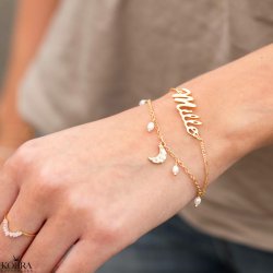 "Moon" guld armbnd med hammerslet mne og perler