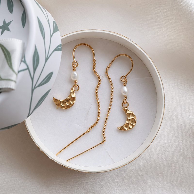 "Moon" guld �reringe med perle og hammersl�et m�ne