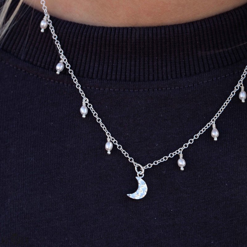 "Moon" slvhalskde med perler og hammerslet mne