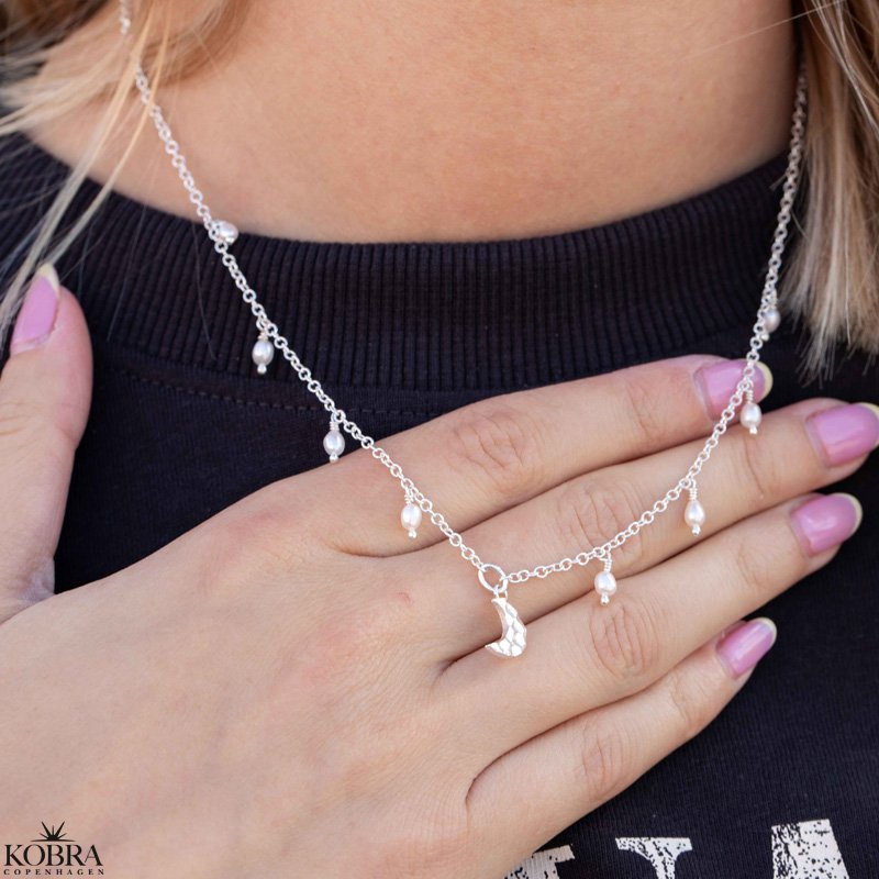 "Moon" slvhalskde med perler og hammerslet mne