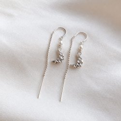 "Moon" silver �rh�nge med p�rla och hamrad m�ne