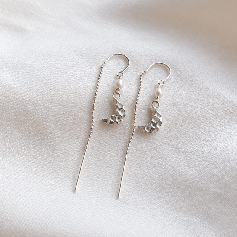 "Moon" silver �rh�nge med p�rla och hamrad m�ne