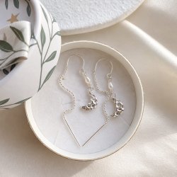 "Moon" silver �rh�nge med p�rla och hamrad m�ne