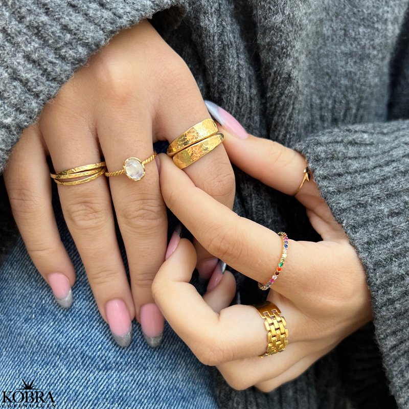 "Lullo" snoet guld ring med "rainbow moonstone"