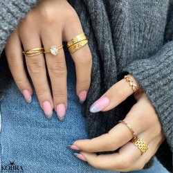 "Lullo" snoet guld ring med "rainbow moonstone"