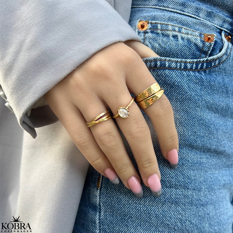 "Lullo" snoet guld ring med "rainbow moonstone"