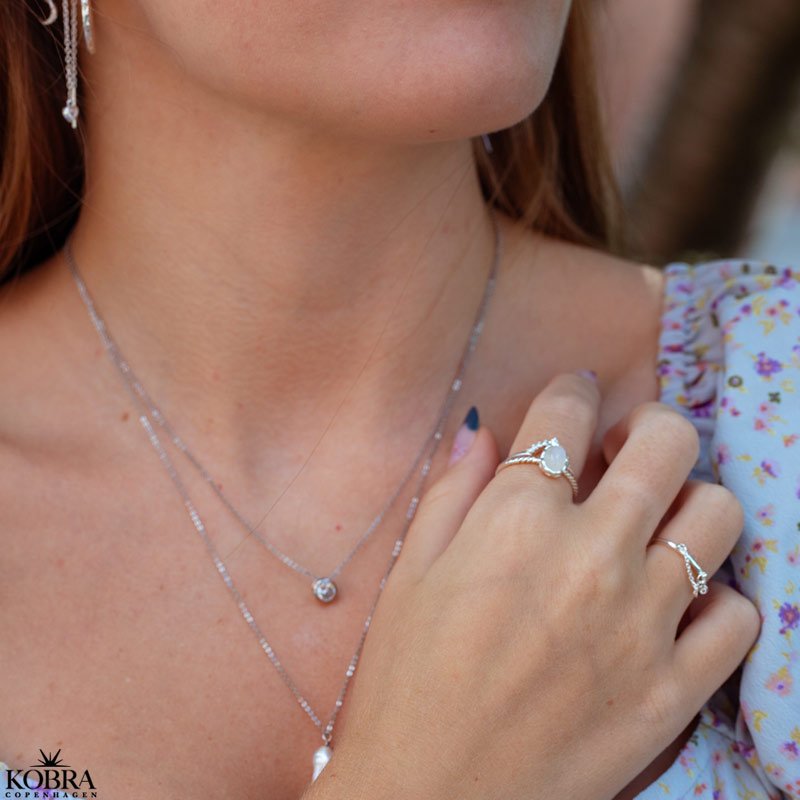 "Lullo" slv ring med en skn "rainbow moonstone"