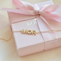 "MOR" guld armb�nd med sten