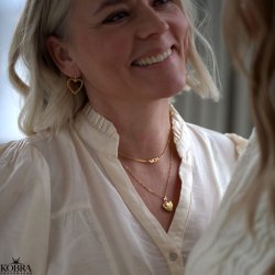 "Adore You" hjertereringe i guld med banket overflade