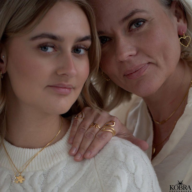 "Stroke" stor guld ring i smukt design