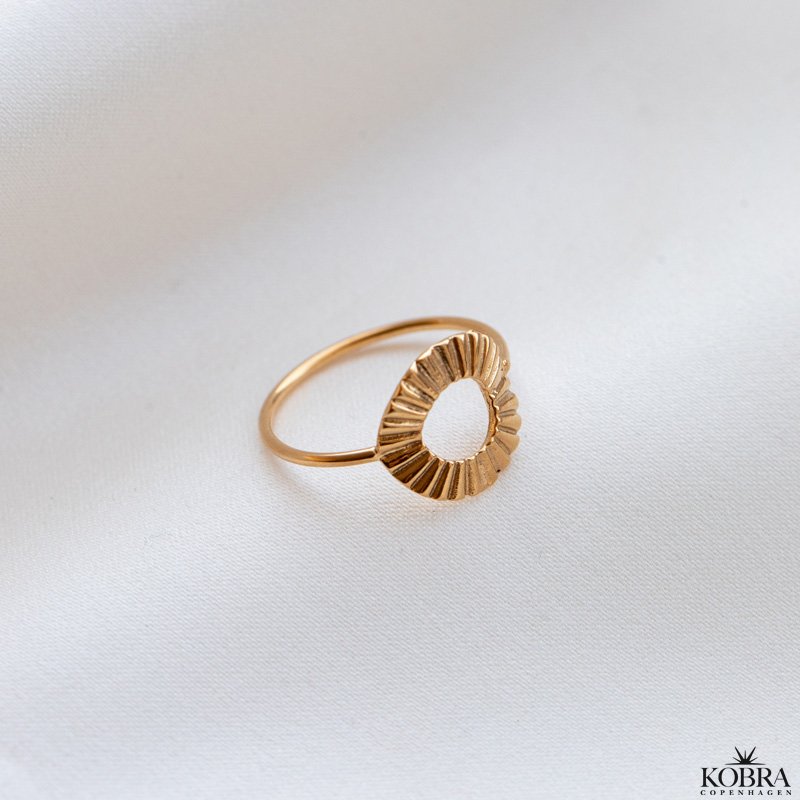 "Morning Sun" guld ring med riflet struktur