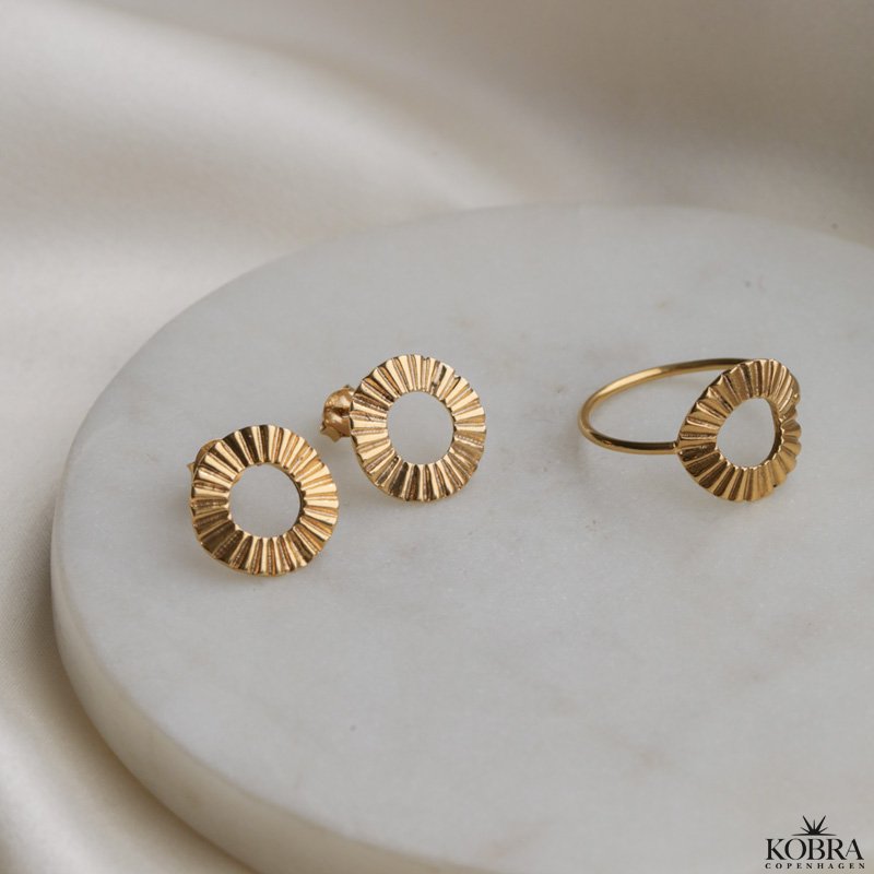"Morning Sun" guld reringe med riflet struktur