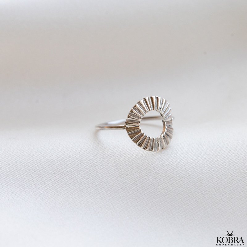 "Morning Sun" slv ring med riflet struktur