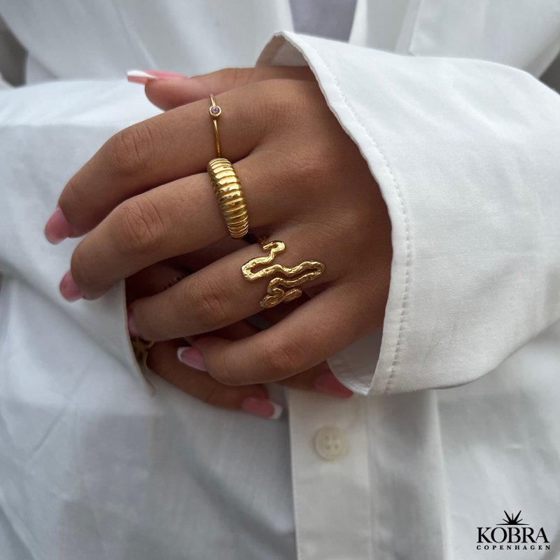 "Lucy" enkel guld ring med blgrn eller lilla sten