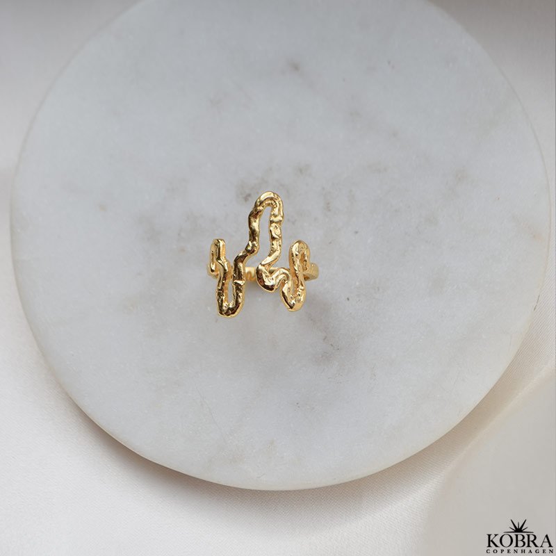 "Nagini Organic" Slange ring i organiske former  Hammerslet look i forgyldt