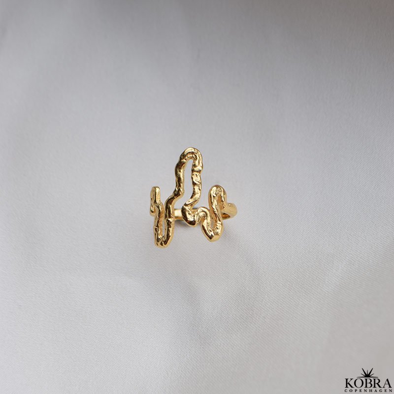 "Nagini Organic" Slange ring i organiske former  Hammerslet look i forgyldt