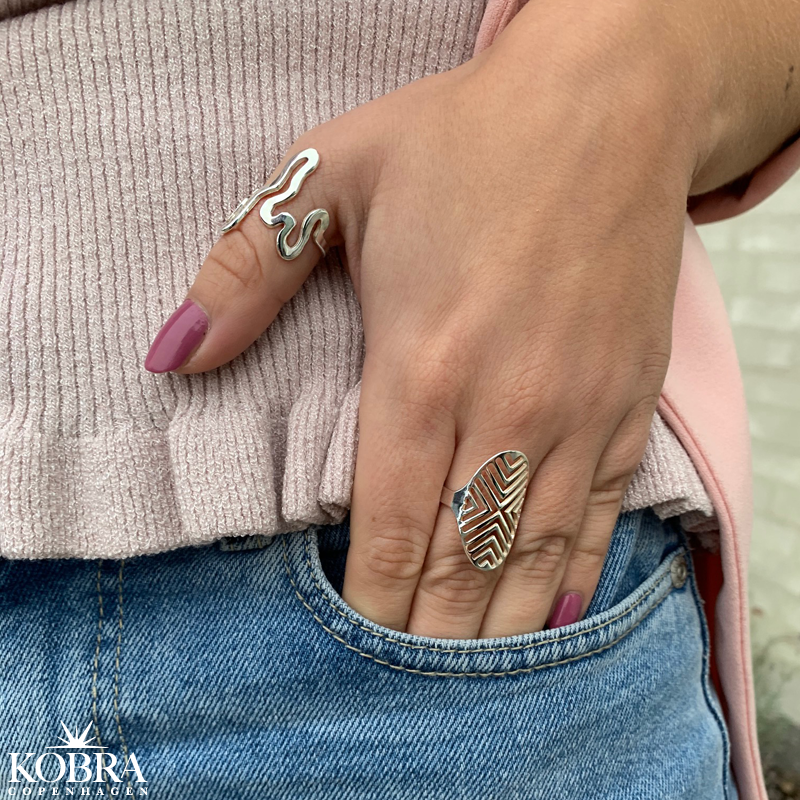 "Victory Hollow" V ring in silver