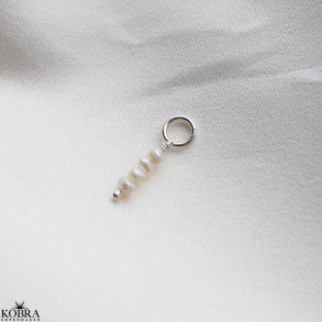 Charm i slv med 4 sm ferskvandsperler
