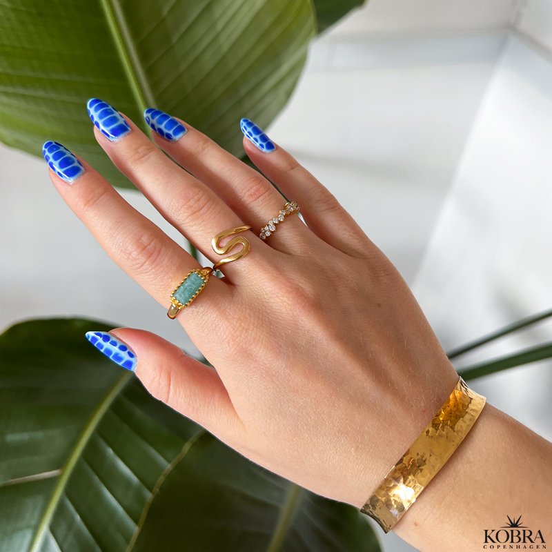 "Naia" blget ring i guld