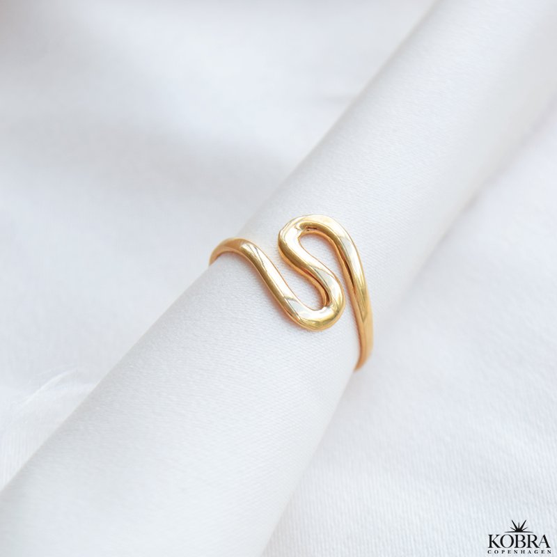 "Naia" blget ring i guld